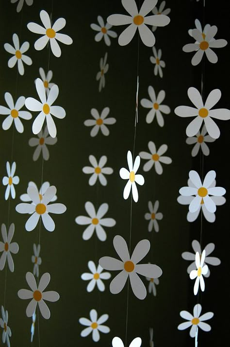 Daisy Mobile, Idee Babyshower, Daisy Party, Paper Daisy, Flower Mobile, Living Room Decor Curtains, Living Room Living Room, Ideas Living Room, Paper Flowers Diy