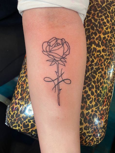 Gemini Tattoo With Roses, June Gemini Tattoo, Gemini Wrist Tattoos For Women, Gemini Tattoo With Flowers, Unique Gemini Tattoo Ideas, Gemini Sister Tattoo, Gemini Rose Tattoo, Gemini Tattoo Ideas Unique For Women, Gemini Tattoo Designs For Women