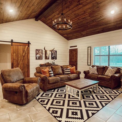 Farmhouse Family Room Ideas Country, Modern Western House Interior, Western Country Living Room, Small Western Living Room Rustic, Rustic Simple Living Room, Living Room Decor Farmhouse Rustic, Farmhouse Home Remodel, Western Home Renovations, Cute Country Living Room Ideas