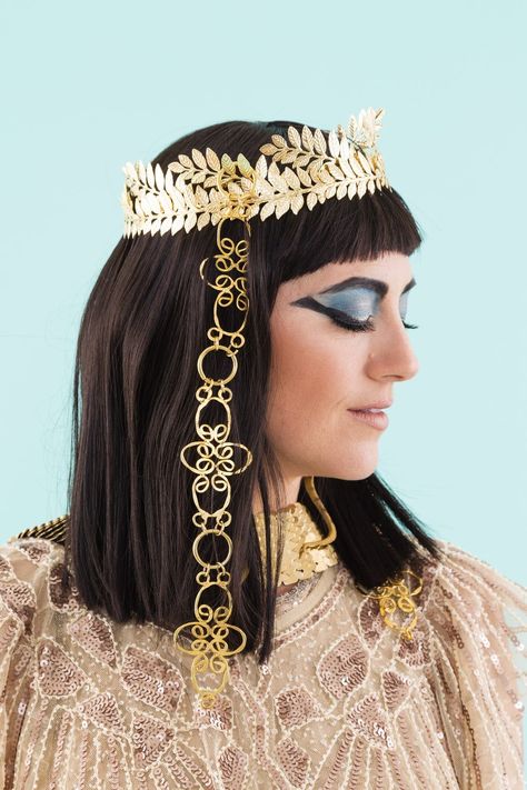 DIY Expert Cleopatra Halloween Costume Black Cat Makeup, Cleopatra Halloween Costume, Cleopatra Halloween, Strawberry Shortcake Costume, Black Face Paint, Diy Costumes Women, Cute Minions, Prom Makeup Looks, Widow's Peak