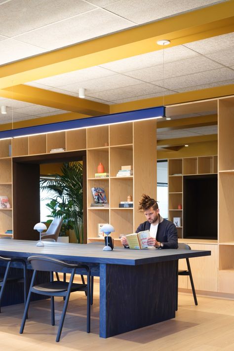 Fivetran Offices - Oakland | Office Snapshots Meeting Desk Design, Architects Office Interior, Colourful Office Design, Office Canteen Design, Small Open Office Design, Office Waiting Area Design, Coworking Table, Alcove Office, Office Space Interior Design