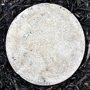 Concrete Stepping Stones Diy, Diy Concrete Stepping Stones, Outdoor Fire Pit Diy, Pool Decking Ideas, Homemade Stepping Stones, Diy Garden Stepping Stones, Stepping Stones Kids, Garden Stepping Stones Diy, Round Stepping Stones