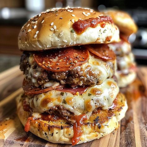 🍔🍕 A nostalgic combo of pizza & burger flavors! #OldSchoolPizzaBurgers #RetroRecipes 🍽️ Old School Pizza Burgers 🛒 Ingredients: 1 lb ground beef 1/2 cup pizza sauce 1 cup mozzarella cheese, shredded 1/2 cup pepperoni slices 4 hamburger buns 1 tsp Italian seasoning Salt & pepper to taste 👩‍🍳 Instructions: Cook Beef: In a skillet, cook ground beef until browned. Drain excess fat. Add Sauce & Seasoning: Stir in pizza sauce, Italian seasoning, salt, and pepper. Simmer for 5 minutes. Assemble ... Breakfast Muffins Savory, High Protein Breakfast Muffins, Burger Flavors, Protein Breakfast Muffins, Muffins Savory, Old School Pizza, Carb Breakfast Ideas, Ham And Cheese Omelette, School Pizza