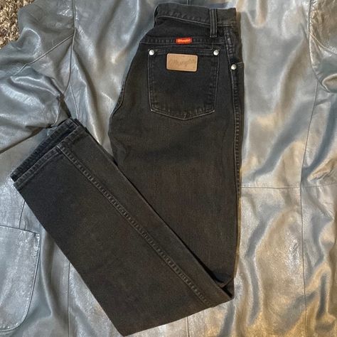 Black high waisted wrangler pants Wrangler Pants Outfit, Black Wrangler Jeans Outfit, Wrangler Jeans Outfit, Black Wrangler Jeans, Wrangler Pants, Black Cargo Pants, Black Cargo, Jeans Outfit, Wrangler Jeans