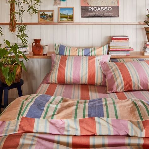 #sunkenlivingroom #conversationpits #interiordesign #homedecor #livingroomdecor #modernhome #homeinspiration #interiorstyling #designideas #boredpanda Mix Match Bedding, Mismatched Bedding, Mix And Match Bedding, Clashing Prints, Colorful Bedding, Sleep Easy, Patterned Bedding, Summer Bedding, Bed Set