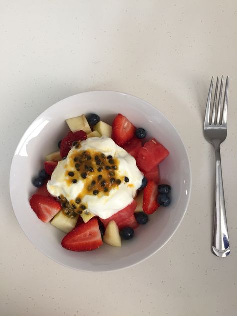 Fruit salad with yogurt and passion fruit pulp Passion Fruit Yogurt Bowl, Passion Fruit Yogurt, Kenyan Recipes, Fruit Salad With Yogurt, Kenyan Food, Yoghurt Bowl, Vegetarian Life, Fruit Yogurt, Yogurt Bowl