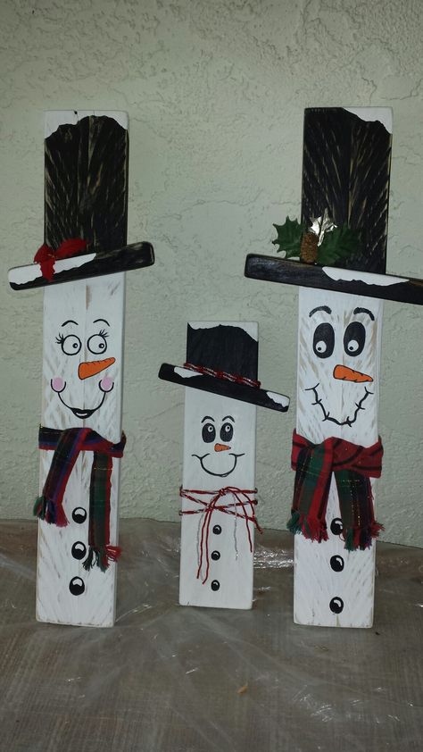 The Burr Family Snowman on pallet wood Pallet Snowman, Wood Snowman, Dollar Store Diy Projects, Family Diy, Christmas Wood Crafts, Pallet Wood, Snow Man, Christmas Wood, Dollar Store Diy