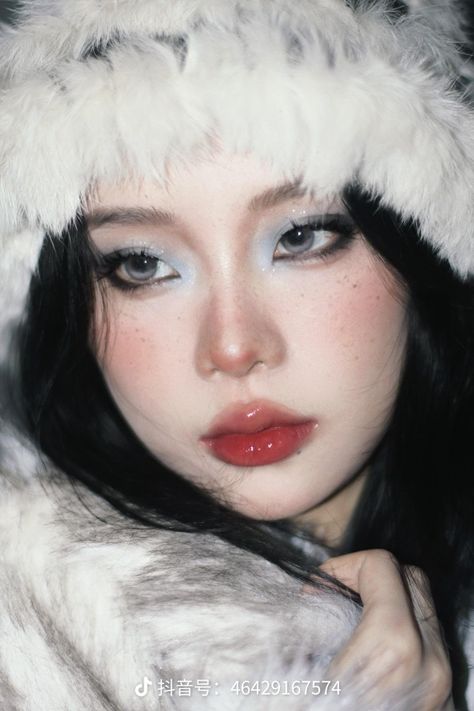 Icy Makeup Looks, Icy Makeup, Cold Makeup, Tiktok Makeup, Winter Cool, Winter Photoshoot, Makeup Model, Cute Makeup Looks, Glamour Makeup