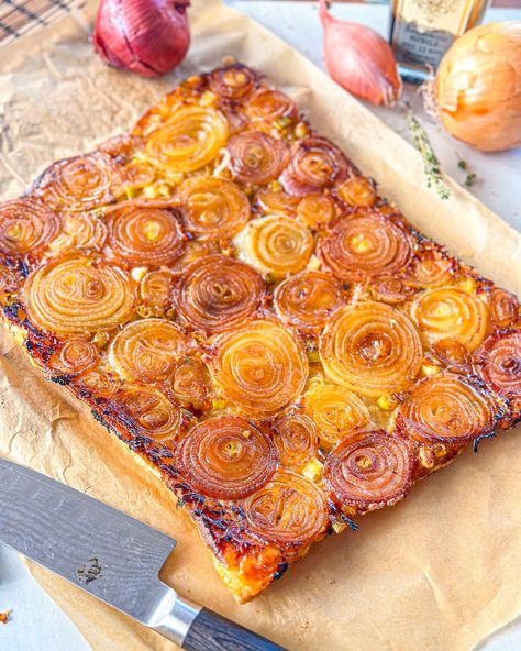 Upside down Onion Tart — The Global Vegetarian Upside Down Onion Puff Pastry, Upside Down Tarts, Footy Food, Savory Tarts, Onion Tart, Easy Lunch Ideas, Savory Tart, Pastry Tart, Italian Dinner