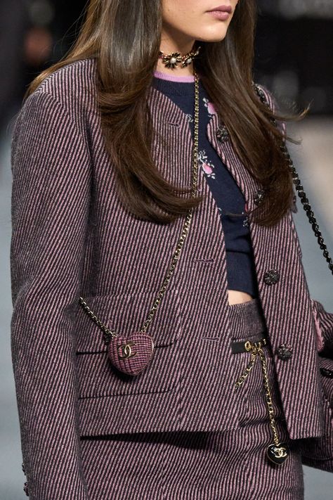 Chanel Fall 2022, Creative Fashion Photography, Runway Fashion Couture, Simple Fall Outfits, Chanel Collection, Crop Top Outfits, Chanel Fashion, Different Countries, Fall 2022