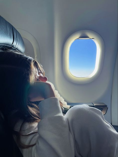 Airport Aesthetic Pictures, Plane Pics, Airplane Pics, Girl Traveling, Airport Pictures, Airport Aesthetic, Travel Picture Ideas, Belitung, Airplane Window