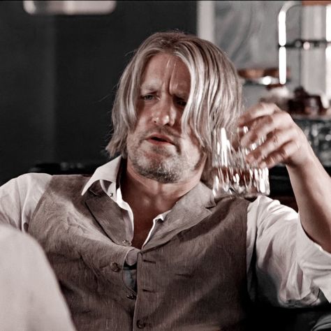 Woody Harrelson Hunger Games, Haymitch Abernathy Icons, Haymitch Abernathy Edits, Haymitch Abernathy Aesthetic, Hunger Games Haymitch, Alcoholic Husband, Haymitch Abernathy, Team Gale, Seven Pounds