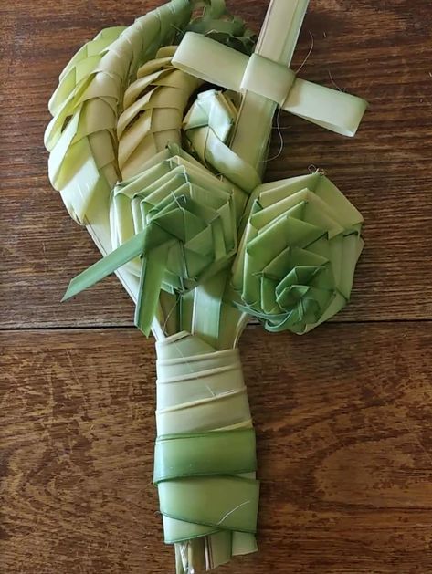 Palm Weaving Tutorial, Palm Weaving, Leaves Crown, Palm Cross, Sunday Ideas, Easter 2024, Coconut Leaves, 2024 Inspiration, Leaf Crown