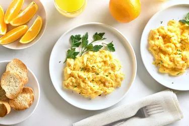 Microwave Scrambled Eggs, Best Ina Garten Recipes, Best Scrambled Eggs, Egg Hacks, Fluffy Scrambled Eggs, Scrambled Eggs Recipe, Program Diet, Ina Garten Recipes, Perfect Eggs