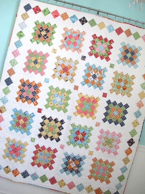 Introducing Great Granny Squared by Lori Holt! - The Jolly Jabber Quilting Blog Granny Square Quilt, Sunburst Granny Square, Market Flowers, Postage Stamp Quilt, Bee In My Bonnet, Lori Holt, Pretty Quilt, Patchwork Quilt Patterns, Nine Patch