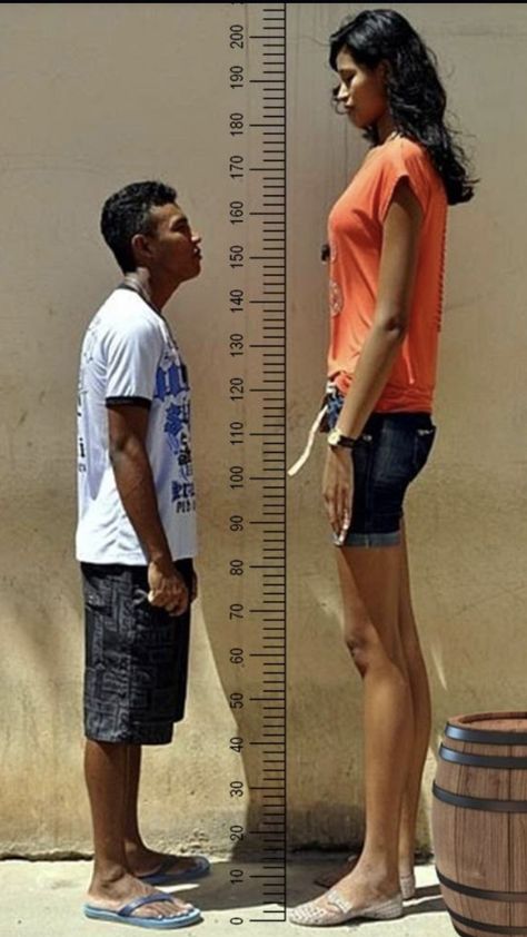 Giant People, Human Oddities, Tall Person, Tall People, Women Who Lift, Foto Poses, Girl Problems, Tall Girl, Tall Women