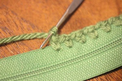 Repeat Crafter Me: a unique way to attach a zipper to a yarn-craft project.  Comes with a coin purse pattern tutorial. Sew Ins, Crochet Work, Crochet Instructions, Crochet Purses, Love Crochet, Knitting Techniques, Knit Or Crochet, Crochet Techniques, Yarn Crafts