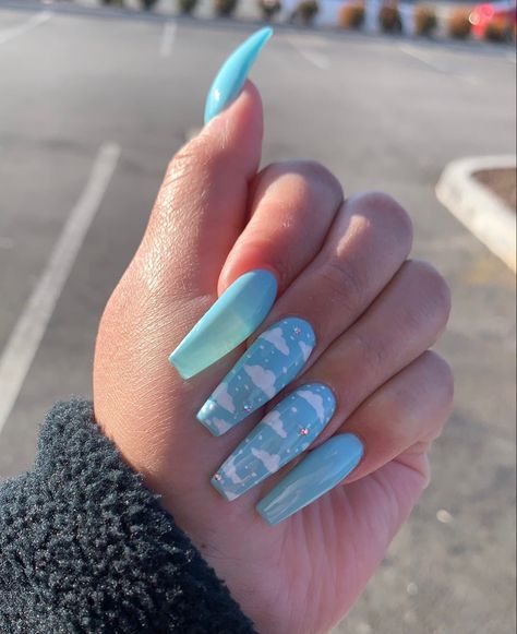 Acrylic Nails Cloud Design, Cloud Inspired Nails, Blue Sky Nail Designs, Cloud Blue Nails, Blue Nails With Cloud Design, Blue Cloud Nail Designs, Clouds Nails Design, Sky Themed Nails, Blue Nails Clouds