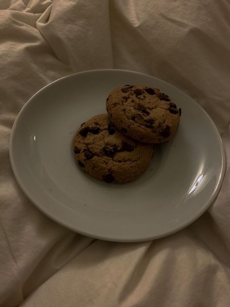 Aesthetic Food Chocolate, Chocolate Chips Aesthetic, Brown Cookies Aesthetic, Chocolate Desert Aesthetic, Chocolate Cookie Aesthetic, Chocolate Desserts Aesthetic, Eating Chocolate Aesthetic, Baked Cookies Aesthetic, Cookies Aesthetic Photography