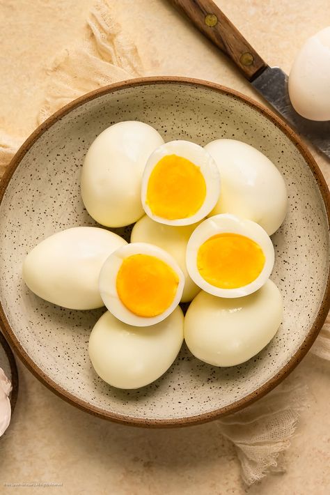 Overhead photo of a half a dozen hard boiled eggs that peel easy in a white bowl. How To Boil The Perfect Egg, The Perfect Boiled Egg, Hard Boiled Eggs Time, Perfect Boiled Eggs Easy Peel, Perfectly Peeled Hard Boiled Eggs, Half Boiled Egg, Hard Boil Eggs, Hard Boiled Eggs Easy Peel, Boil Eggs