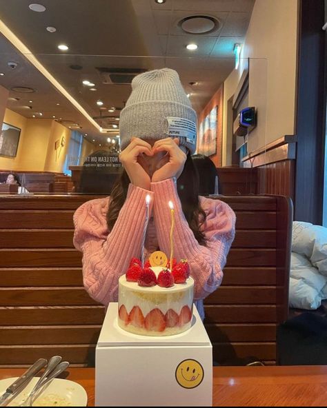 Birthday Candle Photography, 17 Doğum Günü, Cute Birthday Pictures, Korean Photo, Cute Birthday Ideas, Happy Birthday Girls, Mini Cakes Birthday, Korean Birthday, Birthday Photography