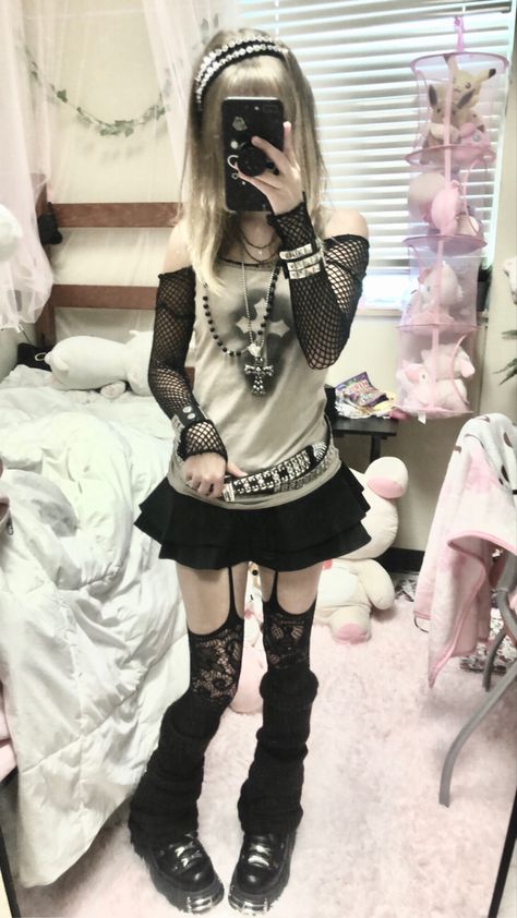 Causal Emo Outfits, Emo Gyaru Fashion, Gothic Gyaru Fashion, Scene Grunge Outfits, Goth Gyaru Fashion, Rokku Gyaru Aesthetic, Alt Fashion Inspo Outfits, Emo Outfit Inspiration, Y2k Gyaru Outfits