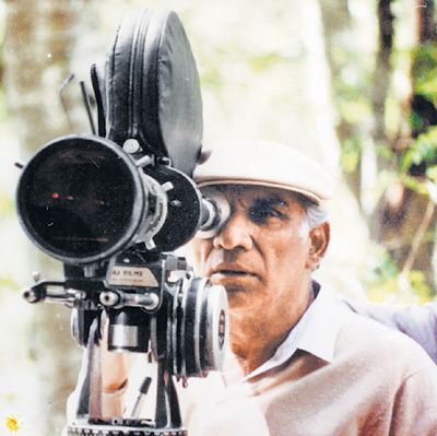 Legendary Bollywood Director and King of Romance Yash Raj Chopra Passed Away Yash Chopra, Aditya Chopra, Yash Raj Films, Amitabh Bachchan, Movie Tickets, Film Studio, Shah Rukh Khan, All Movies, Movie Lover