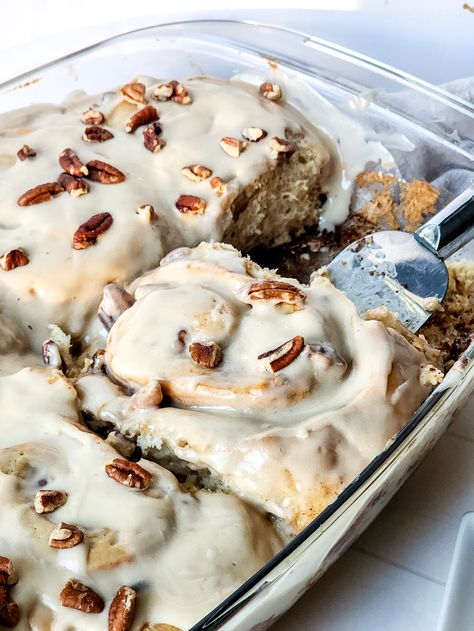 Easy Pecan Pie Cinnamon Rolls Recipe - Manila Spoon Soft Cinnamon Rolls, Easy Pecan Pie, Cinnamon Rolls From Scratch, Pecan Pie Easy, Maple Frosting, Pecan Pie Filling, Sweet Smoothies, Pecan Rolls, Cinnamon Pecans