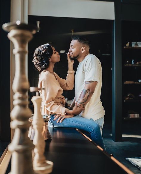 Engagement Photo Shoot Poses, Pre Wedding Photoshoot Outfit, Couple Engagement Pictures, Pre Wedding Shoot Ideas, Engagement Pictures Poses, Wedding Photoshoot Poses, Black Couple, Couples Engagement Photos, Black Love Couples