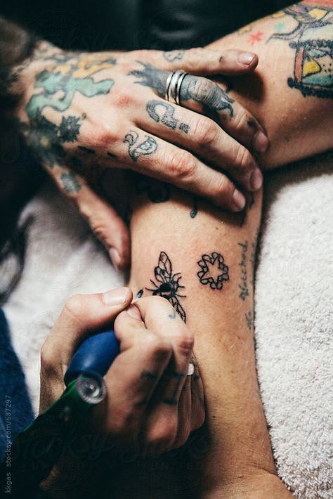 Getting Tattooed Photography, Get A Tattoo Aesthetic, Doing Tattoo Aesthetic, New Tattoo Aesthetic, Tattoo Shop Pictures, Tattoos Vision Board, Tattoo Artist Working, Tattoo Shop Photoshoot, Tattoo Photography Ideas