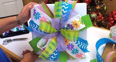 the trick to perfect christmas bows every time Making Bows For Wreaths, Bow Making Tutorials, Pro Bow, Perfect Bow, Bows Diy Ribbon, Diy Bows, Bow Tutorial, Wreath Tutorial, Gift Bows