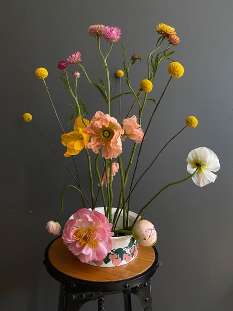 Peony Ikebana, Poppy Arrangements, Taco Table, Cherry Bowl, Altar Flowers, Ikebana Flower Arrangement, Room Aesthetics, Simple Table, Wedding Aesthetic