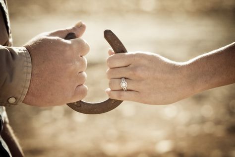 a ranch engagement shoot - Melissa Dunstan Photography Rings Shoot, Country Wedding Pictures, Equestrian Wedding, Shooting Couple, Country Wedding Photos, Western Engagement, Horse Wedding, Country Engagement, Boda Mexicana