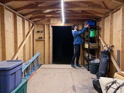 Make DIY solar shed lights in JUST 5 steps! This DIY solar powered shed includes a 12 volt lighting system that powers LED lights. Add solar power for your shed and you can work in it at night. Shed Lighting Ideas, Solar Shed, Solar Light Projects, Solar Shed Light, Rv Van, 12v Solar Panel, Solar Lights Diy, Solar Mason Jars, Dovetail Jig