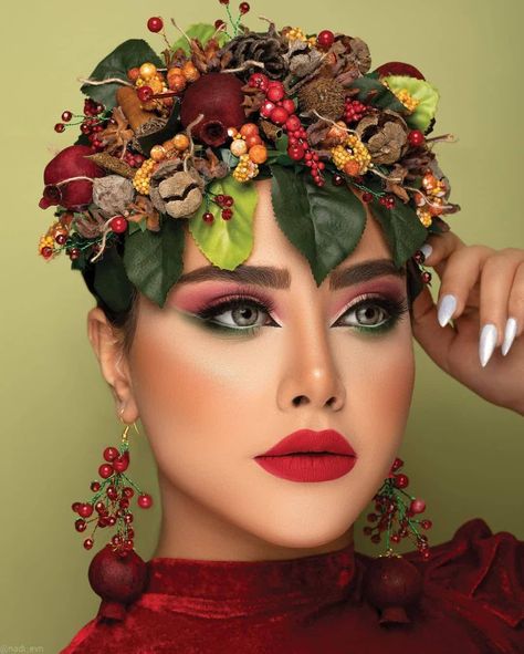 Stylish Photo Pose, Beauty Shots, Henna Tattoo Designs, How To Apply Makeup, Eye Makeup Tutorial, Christmas Inspiration, Henna Tattoo, Makeup Routine, Fashion Makeup