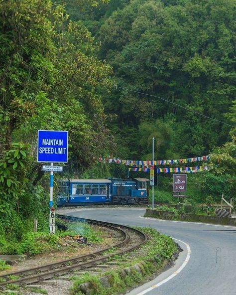 Darjeeling Mirik Darjeeling Photography, Darjeeling Snap, Darjeeling Photography, Darjeeling Aesthetic, Manifestation 2025, Indian Places, Indian Travel, Gangtok, Watercolor Paintings Nature