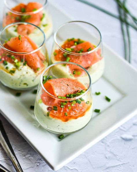 Elegant Smoked Salmon Appetizer - UncomplicatedChef Smoked Salmon Starter, Salmon And Caviar, Salmon Appetizer Recipes, Salmon Canapes, Winter Appetizers, Smoked Salmon Appetizer, Salmon Appetizer, Smoked Salmon Recipes, Seafood Appetizers