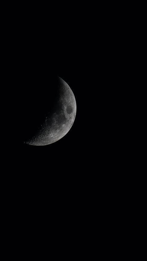 Noir Wallpaper, Moon Half, Image Aesthetic Noir, Moon 16:9, Photo Noir, Photo Noir Simple, Black Moon Wallpaper Aesthetic, Black Moon Background, Moons Wallpapers Black