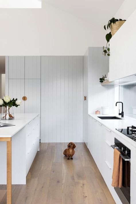 The distance between the kitchen island and workbench is ample, as shown by dachshund Monty | Photography: Martina Gemmola Clayton Orszaczky, 아파트 인테리어, Kitchen Farmhouse, Scandinavian Kitchen, Design Hotel, Australian Homes, Cheap Decor, Open Plan Kitchen, White Cabinets