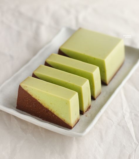 Chocolate and avocado are a great combo for dessert. Here they are made into a soft and creamy mousse cake that uses only 5 ingredients. Avocado Mousse Cake, Almond Sponge Cake, Avocado Cheesecake, Best Coconut Cake, Best Coconut Cake Recipe, Chocolate Avocado Mousse, Coconut Buns, Mousse Cake Recipe, Avocado Mousse