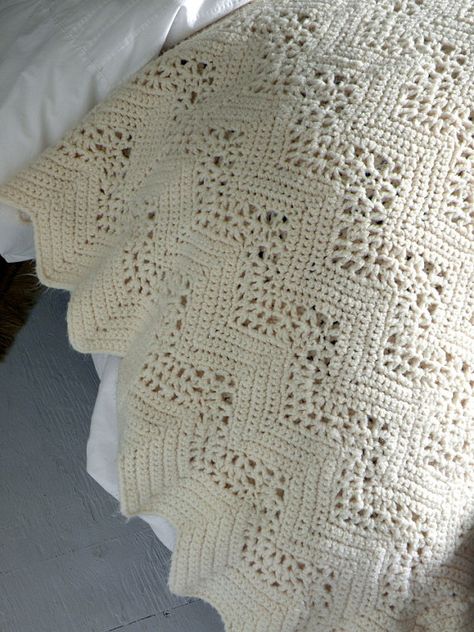 Gorgeous ivory blanket - need to learn how to make it. Ripple Crochet Pattern Free, Ripple Crochet Pattern, Blanket Neutral, Vintage Crochet Blanket, Blanket Inspiration, Neutral Crochet, Ripple Crochet, Chevron Blanket, Crocheted Blanket