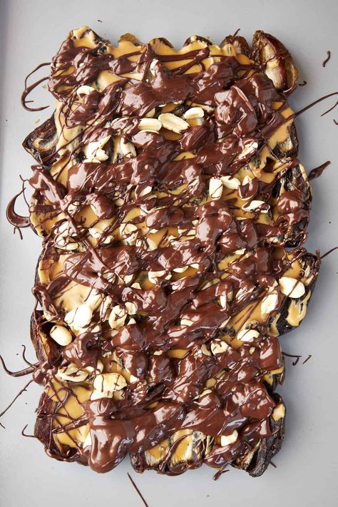 Chocolate Bark With Dates, 4 Ingredient Date Snickers, Snickers Bar Made With Dates, Medjool Date Snickers, Date Peanut Butter Chocolate Bark, Chocolate Date Bark, Date Crunch Bark, Date And Chocolate Recipes, Dessert Dates Recipe