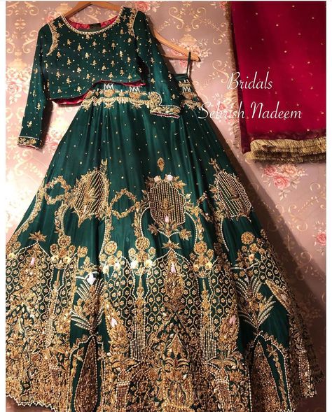 Green Color Dress For Mehandi, Mehndi Green Dress, Green Colour Dress For Mehndi, Green Mehendi Outfits For Bride Pakistani, Lehnga Ideas, Lengha Choli Pakistani Mehndi, Mehndi Lehnga Designs Pakistani, Lehnga Dress, Bridal Lehenga Collection