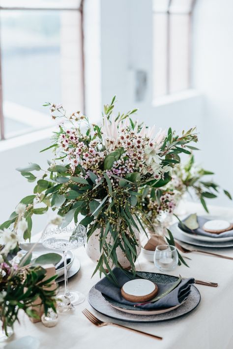 Beautiful Australian Christmas Inspiration - Polka Dot Bride Christmas Decorations Australian, Christmas In Australia, Aussie Christmas, Australian Christmas, Australian Flowers, Australian Native Flowers, Summer Christmas, Christmas Tablescape, Wax Flowers