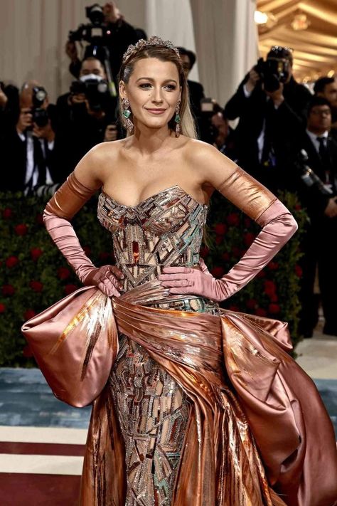 Blake Lively Met Gala, Gilded Glamour, Versace Gown, Gala Gown, Red Carpet Gowns, Opera Gloves, Atelier Versace, Stay Young, Look Younger