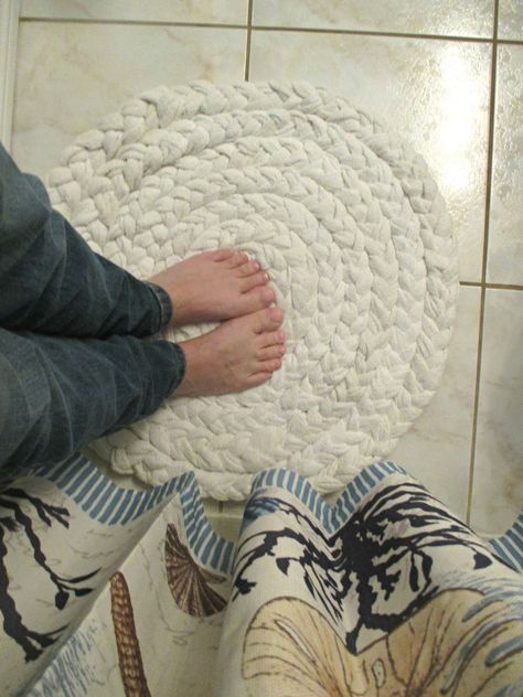 #DIY #Recycled #Towel #Mat Once the new bathroom was finished I went out and got some new towels (finally!) And the old ones got a new life...as a bathmat! #craft #recyclereuse #thrifty #homemade #handmade #homedecor Diy Bathroom Mat, Make A Rag Rug, Recycled Towels, Food Recipes Easy, Ceramic Floor Tile, Old Towels, Shabby Chic Bathroom, New Bathroom, Chic Bathrooms