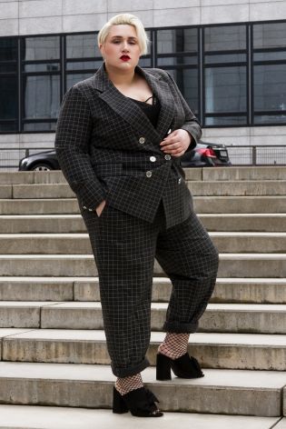 Navabi Unveils Their Newest Plus Size Influencer Collaboration Plus Size Nonbinary Fashion, Influencer Collaboration, Chubby Girl Fashion, Autumn Fashion Curvy, Work Closet, Body Positive Fashion, Formal Pant, Alternative Dress, Woman In Suit