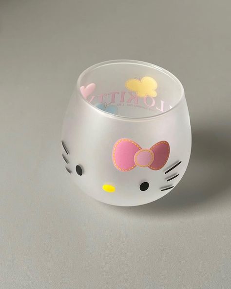 ♡❀˖⁺. ༶ ⋆˙⊹❀♡ (@sanriogoeshard) • Fotos y vídeos de Instagram Spongebob Funny Pictures, Kawaii Cups, Crockery Design, Hello Kitty Merchandise, Hello Kitty House, Soft Pink Theme, Hello Kit, Glass Home, Hello Kitty Cartoon