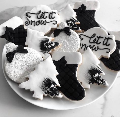 THE LUXURY BOX CO. on Instagram: “It’s almost Christmas time 🎄 How gorgeous are these Black and White Christmas Cookies by @sweeteve1 🖤 Definitely sparked our eye 🖤 . . . .…” White Christmas Cookies, Black And White Cookie Recipe, Black Christmas Decorations, Christmas Cookie Box, Black And White Cookies, Almost Christmas, Black And White Christmas, Black White Christmas, Instagram Luxury