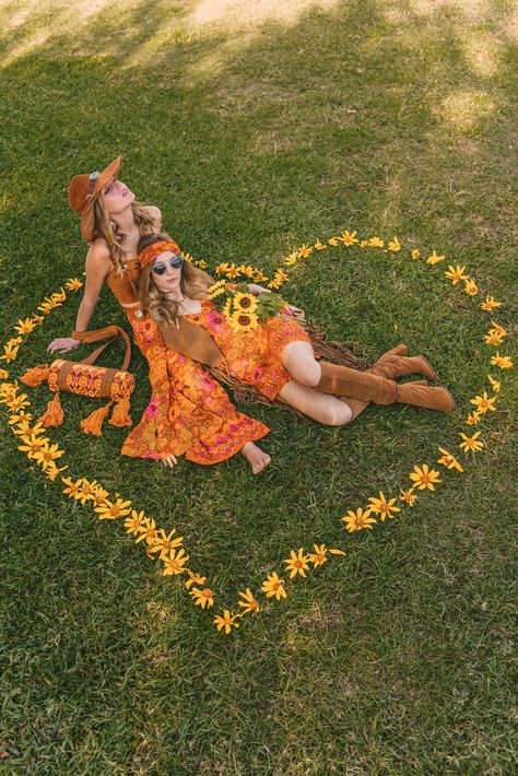 Boho Best Friend Photoshoot, 70s Vibe Photoshoot, Hippy Photoshoot Ideas, 70s Senior Photoshoot, Senior Pic Outfit Ideas Summer, 70s Inspired Senior Pictures, 70s Birthday Photoshoot, Two Groovy Photoshoot, Hippie Instagram Pictures